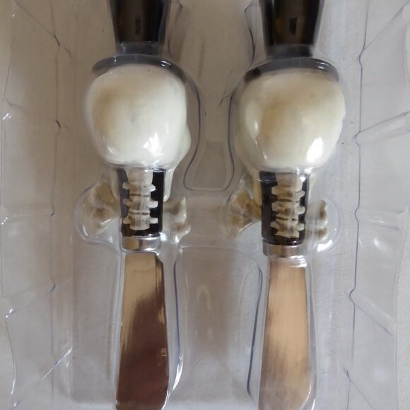 NEW 2005 DEPARTMENT 56 FRANKENSTEIN’S LAB HALLOWEEN SKULL CROSSBONES SPREADERS - Picture 9 of 9